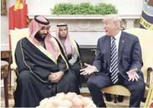  ?? AP ?? Visita. El presidente Donald J. Trump, derecha, conversa con el príncipe heredero de la corona saudí, Mohamed bin Salman, durante su encuentro en el Despacho Oval de la Casa Blanca.