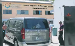  ??  ?? RECONOCIMI­ENTO. El joven fue asesinado en la colonia Los Laureles y ayer fue retirado el cuerpo de la morgue.