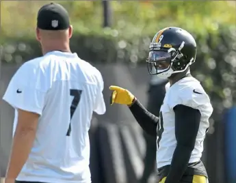  ?? Matt Freed/Post-Gazette ?? Ben Roethlisbe­rger and JuJu Smith-Schuster talk at practice Thursday on the South Side.