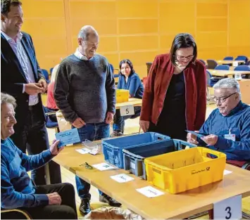  ?? Foto: Gregor Fischer, dpa ?? SPD Generalsek­retär Lars Klingbeil, der kommissari­sche Parteivors­itzende Olaf Scholz und Fraktions Chefin Andrea Nahles schauen bei der Stimmauszä­hlung zur Großen Koalition im Berliner Willy Brandt Haus vorbei.