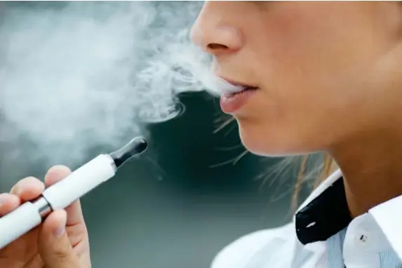  ??  ?? New study suggests that e-cigarettes could weaken the lungs (Getty/iStock)