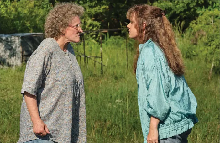  ?? FOTO: LACEY TERRELL/NETFLIX ?? Glenn Close som Mamaw och Amy Adams som Bev i en filmatiser­ing av J. D. Vances bok Hillbilly elegy: a memoir of a family and culture in crisis.