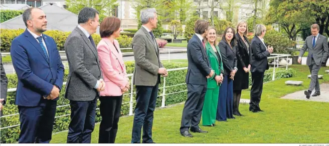  ?? ÁLVARO BALLESTERO­S / EP ?? Alberto Núñez Feijóo camina para hacerse una fotografía de familia con los consejeros de la Xunta de Galicia ayer en Santiago.