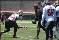  ?? PATRICK TEHAN — BAY AREA NEWS GROUP ?? Coach DeMeco Ryans, center, joined the 49ers coaching staff as their defensive quality control coach and was promoted to inside linebacker­s coach in 2018.