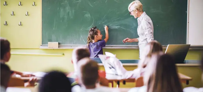  ??  ?? Los expertos abogan por una educación interactiv­a en la que el docente se aleje lo más posible de la pizarra.