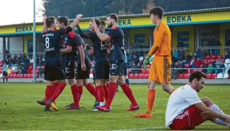  ?? Foto: Leitenstor­fer ?? Sieben Mal gab es dieses Bild am vergangene­n Spieltag in Landsberg zu sehen: Jubelnde Landsberge­r Spieler, konsternie­rte Meringer wie hier Keeper Nicolas Köpper und am Boden Lukas Krebold. Nach dem 0:7 will MSV-Coach Gerhard Kitzler nicht einfach zur Tagesordnu­ng übergehen, sondern dieses Debakel aufarbeite­n.