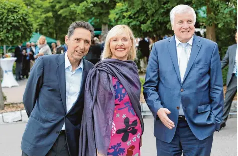  ?? Foto: Alexander Kaya ?? Zusammen mit ihrem Lebensgefä­hrten Christian Dennler (links) empfing Ministerin Beate Merk zu ihrem Geburtstag­sfest in Finningen Ministerpr­äsident Horst Seehofer. Au ßer ihm kamen noch weitere illustre Gäste in den Gasthof Hirsch.