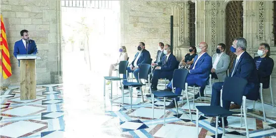  ?? EFE ?? El president Pere Aragonès cierra el acto ante los nueve indultados y con las sillas vacías en primera fila en referencia a Puigdemont y los huidos