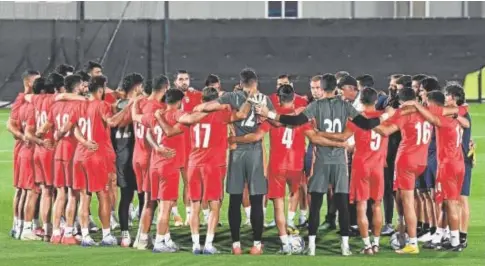  ?? // AFP ?? Carlos Queiroz se dirige a los jugadores de la selección iraní durante el último entrenamie­nto