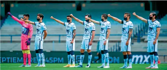  ??  ?? ORGULLO. Los jugadores de los Pumas entonan el himno universita­rio en el centro del campo, previo a un duelo del Guard1anes 2020.