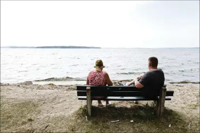  ?? FOTO: RONI REKOMAA/LEHTIKUVA ?? ■
Paus på stranden? Trafiken vid de klassiska resmålen i Vääksy och Asikkala har under pandemin varit tätare än vanligt.