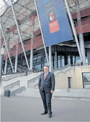  ?? HBF/Pusch ?? Verteidigu­ngsministe­r Doskozil vor dem Austragung­sort des Nato-Gipfels, dem Nationalst­adion in Warschau.