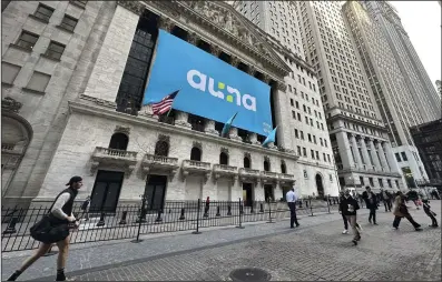  ?? (AP/Peter Morgan) ?? People walk past the New York Stock Exchange in New York on Wednesday.