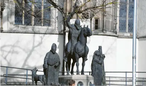  ?? Foto: Ulrich Wagner ?? Als letzte Figurengru­ppe für den Augsburger Dom schuf Josef Henselmann 1985 den Brunnen der drei Bistumspat­rone Simpert, Ulrich und Afra.