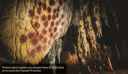  ??  ?? Puntos rojos creados con tampón hace 32.000 años en la cueva de Chauvet (Francia).