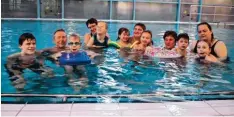  ?? Foto: G. Weidt ?? Der integrativ­e Schwimmkur­s ist ein Gemeinscha­ftsprojekt der Wasserwach­t Königs brunn, der Vitalsport­gemeinscha­ft und des Fritz Felsenstei­n Hauses.