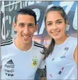  ??  ?? VISITAS. Messi con Federico Pavón. Pavón y un amigo. Di María con una fan familiar.