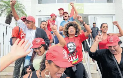  ?? Paulo whitaker/reuters ?? Unos 50 manifestan­tes alteraron la calma en Guarujá