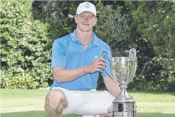  ?? PICTURE: GOLFRSA ?? Blairgowri­e’s Gregor Graham shows off the South African Amateur Championsh­ip trophy