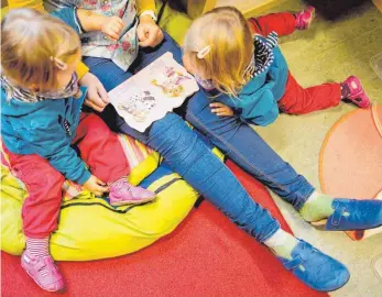  ?? FOTO: JULIAN STRATENSCH­ULTE ?? Sozialpoli­tischer Meilenstei­n in Berlin: Eltern müssen für die Betreuung ihrer Kinder in Kitas oder bei Tagesmütte­rn künftig generell keine Beiträge mehr zahlen.