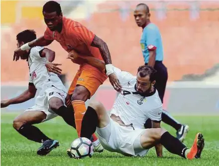  ?? PIC BY LUQMAN HAKIM ZUBIR ?? PKNS’ Patrick Ronaldinho (centre) is challenged by Penang players in their Super League match on March 4. The match ended 1-1.