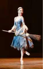  ?? PHOTOS BY LIZA VOLL ?? Boston Ballet’s Ji Young Chae (above) and the company (top) in Frederick Ashton’s “Cinderella.”