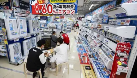  ?? KYODO/VNA Photo ?? A store selling appliances in Japan.