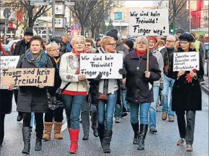  ?? BODO MARKS / AFP ?? Una marcha ayer en Hamburgo, con carteles que dicen: “Las mujeres no somos presas de caza sueltas”