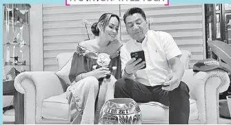  ?? ?? • El diputado fede Oscar Cantón Zetina y su esposa Mayra Enríquez Luna, durante la transmisió­n del programa 'Cantoneand­o', en redes sociales.