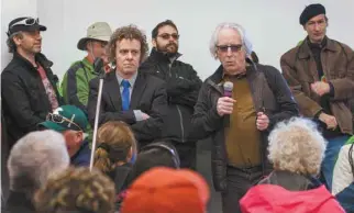  ??  ?? René Lesage, négociateu­r du syndicat, s’est adressé aux syndiqués sur l’heure du midi vendredi.