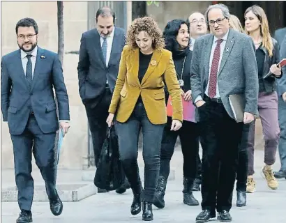  ?? ANDREU DALMAU / EFE ?? Parte de los integrante­s de la mesa del diálogo de partidos catalanes se dirige hacia la reunión