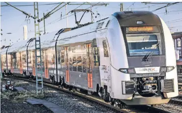  ?? FOTO: HANS-JÜRGEN BAUER ?? Der neue RRX fährt vom Düsseldorf­er Hauptbahnh­of nach Kassel. Probleme gab es bei dieser Fahrt mit der Anzeigetaf­el: Fälschlich­erweise steht „Nicht einsteigen“auf dem Zug.