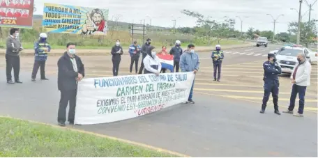  ??  ?? El grupo de funcionari­os que ayer por segundo día consecutiv­o cerró la Ruta PY01 para exigir el cobro de seis meses de sueldos.