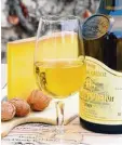  ?? Fotos: Birgit Holzer ?? Winzer Annie und Jean Claude Credoz und ihr gelber Aperitivwe­in „Vin Jaune“aus dem Château Chalon.