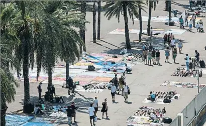  ?? ANA JIMÉNEZ ?? El paseo Joan de Borbó se ha convertido en uno de los lugares escogidos por los manteros