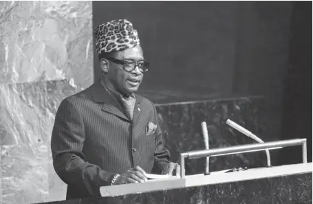  ??  ?? Photo ci-dessus : Président de la République du Zaïre de 1965 à 1997, Joseph-Désiré Mobutu fut contraint de quitter le pouvoir et de fuir le pays après que l’Alliance des Forces démocratiq­ues pour la libération du Congo fut entrée à Kinshasa le 17 mai 1997. Il laisse un pays économique­ment exsangue, en conflit avec de nombreux voisins qui convoitent ses richesses, et une société en pleine guerre civile. (© UN/ Teddy Chen)