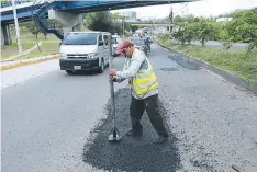  ?? FOTO: MARVIN SALGADO ?? Desde ayer se retomaron los trabajos de bacheo con más intensidad, dando prioridad a las zonas con mayores problemas.