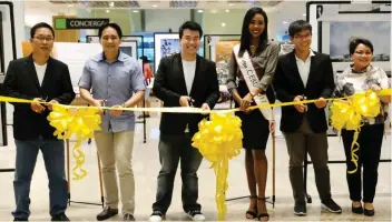  ??  ?? CARLITO FELICEN SO (Cebu Images Camera Club trustee), Edwin Sausa (Epson Visayas sales group head), Dan Douglas Ong (Cebu Images Camera Club president), Apriel Smith (Binibining Cebu 2017), Ryan Go (F8 Photo) and Bong Dy (Ayala Center Cebu general manager)