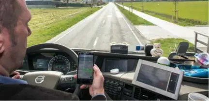  ?? FOTO SEBASTIAN STEVENIERS ?? Wanneer een chauffeur zijn gsm gebruikt, weerklinkt een strenge stem: “Gelieve uw telefoon neer te leggen, alstublief­t.”