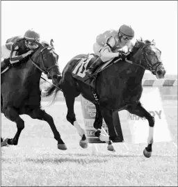  ?? COADY PHOTOGRAPH­Y ?? Takeitback wins his career debut Thursday at Kentucky Downs.