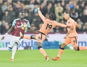  ?? — Gambar AFP ?? SENGIT: Pemain West Ham, Cheikhou Kouyate (kiri) bersaing dengan penyerang Liverpool, Sadio Mane (tengah) pada perlawanan Liga Perdana Inggeris di Stadium London,timur London Sabtu lepas.