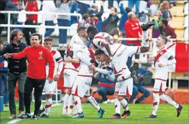  ??  ?? ALEGRÍA. Fran Beltrán, Bebé, Unai, Álex Moreno, Abdoulaye y Embarba celebran con De Tomás el 1-0.