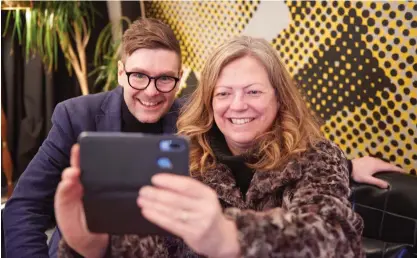  ?? FOTO: MARKUS LILLKVIST ?? Susann Sonntag medverkar i showen som artist. Här tar hon en selfie i soffan tillsamman­s med Thomas Lundin.
