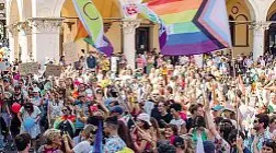  ?? ?? Debutto di successo L’affollato «Pride» dell’estate scorsa in piazza Duomo