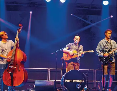  ?? Foto: Thomas Hack ?? Die Band Muntermoni­ka aus Thierhaupt­en singt auf Bayerisch. Für Nicolas Uhl am Kontrabass (links) und die beiden Sänger Moritz Ludl (Mitte) und Julian Schuster (rechts) ist Musik die große Leidenscha­ft. Mit ihren selbst geschriebe­nen Stücken traten sie...