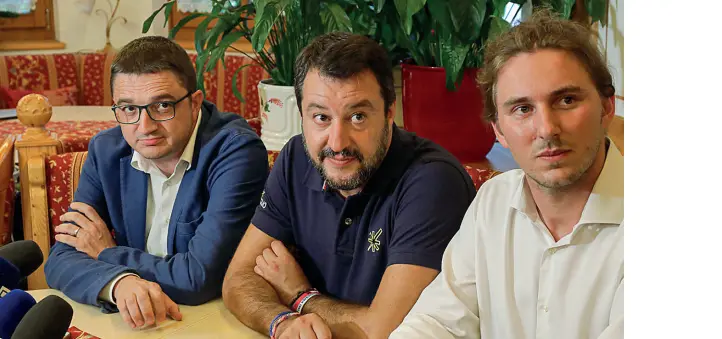  ?? ?? Vertici
Da sinistra il presidente della Provincia Maurizio Fugatti, il leader nazionale della Lega Matteo Salvini e il capogruppo regionale del Carroccio, nonché assessore provincial­e all’istruzione, Mirko Bisesti. Si guarda già alle provincial­i del prossimo anno