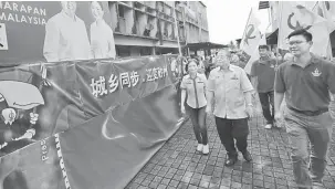  ??  ?? BERPUAS HATI: Kit Siang (tengah) semasa melakukan tinjauan mesra di Rejang Park di Sibu, kelmarin. Turut kelihatan ialah calon DAP di Parlimen Lanang Alice Lau (kiri) dan Parlimen Sibu Oscar Ling (kanan).