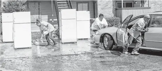  ?? Elizabeth Conley photos / Houston Chronicle ?? Cleanup continues outside the Salado at Cityview apartment buildings, one of about 17 complexes in the Greenspoin­t area that flooded in the April 18 storms.