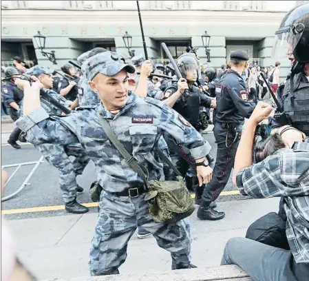  ??  ?? Represión. Las autoridade­s sólo autorizaro­n cuatro manifestac­iones y reprimiero­n las demás. En la foto, un agente golpea a un joven en Moscú