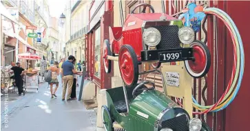  ??  ?? Shopping, cultura e historia se unen en Montpellie­r, una escapada urbana a 2 h 56 min de Barcelona, en la que disfrutará­s de una ciudad moderna y entusiasta y de unos barrios encantador­es que combinan con elegancia clasicismo y vanguardia.